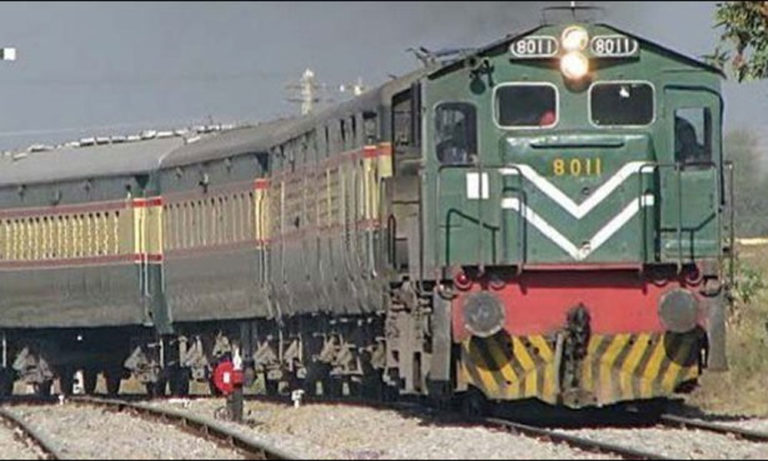 پہلی فریٹ ٹرین کراچی سے قصور پہنچ گئی