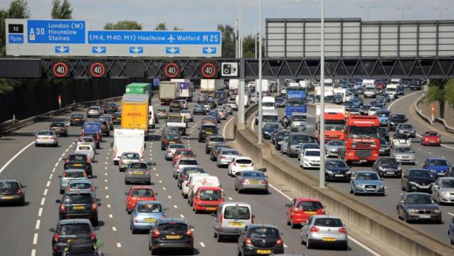 برطانیہ کا 2035 کے بعد پٹرول، ڈیزل اور ہائبرڈ گاڑیوں پر پابندی لگانے کا اعلان