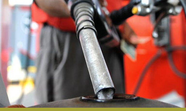 حکومت تیل کی قیمتیں کم کرنے پر تذبذب کا شکار