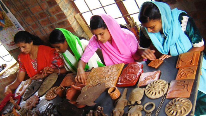 پنجاب، خواتین کو معاشی طور پر خودمختار بنانے کے لیے 36 ملین پائونڈ کی فنڈنگ