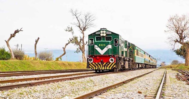 لاہور سے گجرانوالہ شٹل ٹرین 24 فروری کو چلائی جائے گی: وزیر ریلوے شیخ رشید