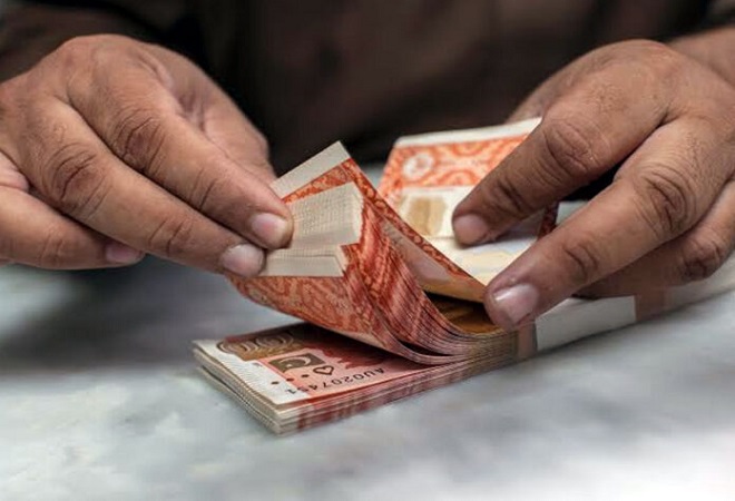 انٹر بینک مارکیٹ میں ڈالر کے مقابلہ میں پاکستان کرنسی مزید گراوٹ کا شکار