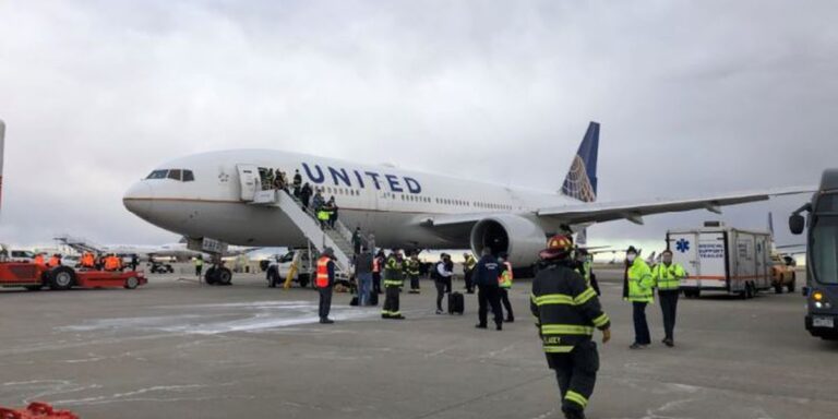 بوئنگ 777 کے انجن میں آگ لگنے کے بعد 128 طیارے گراﺅنڈ کرنے کا فیصلہ