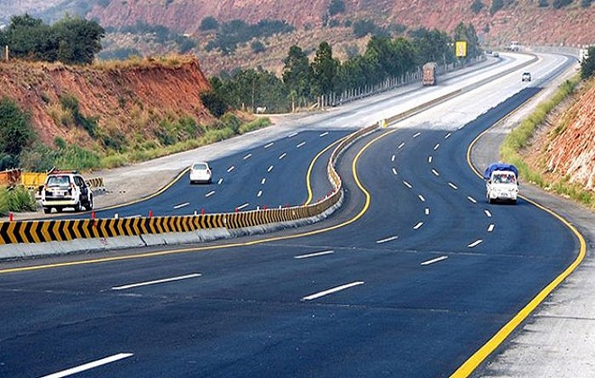 پی ٹی آئی یا مسلم لیگ (ن): تین سالوں میں زیادہ سڑکیں کس نے بنائیں؟