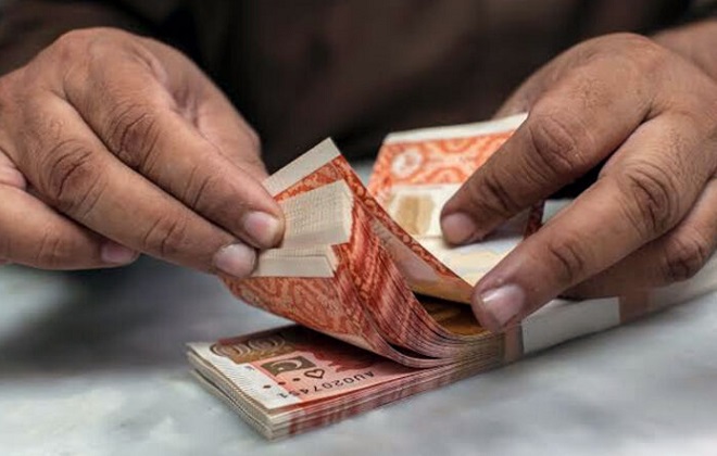 مسلسل پانچ روزہ گراوٹ کے بعد پاکستانی روپے کی امریکی ڈالر کیخلاف معمولی مزاحمت